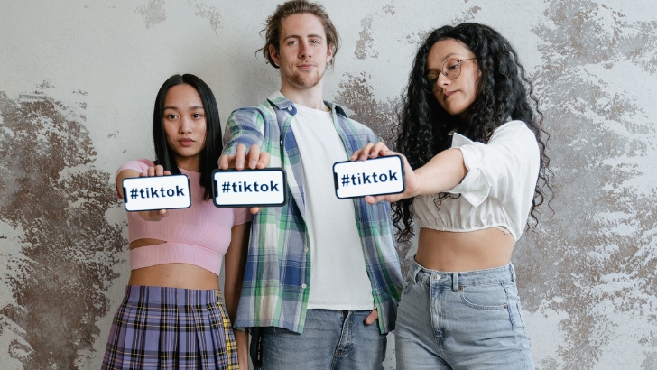 Etats-Unis : la Gen-Z s’informe de plus en plus sur TikTok et YouTube, selon Morning Consult